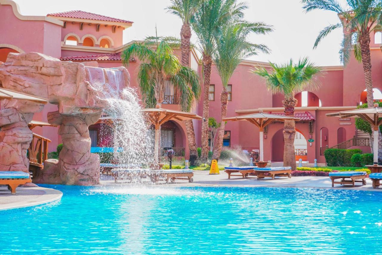 Charmillion Gardens Aquapark Hotell Sharm el-Sheik Eksteriør bilde The swimming pool at the Hilton Luxor
