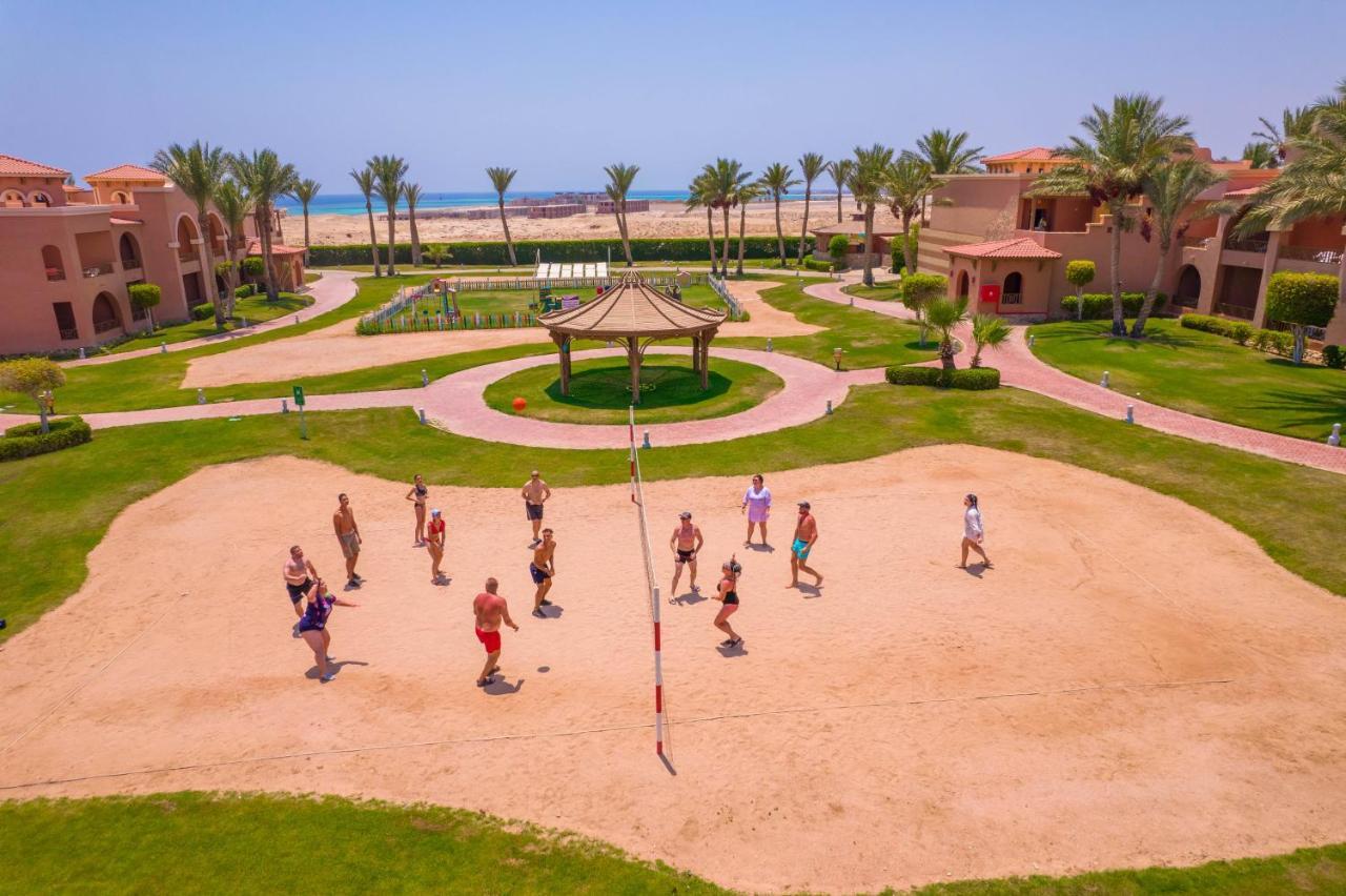 Charmillion Gardens Aquapark Hotell Sharm el-Sheik Eksteriør bilde Tourists playing beach volleyball in Egypt