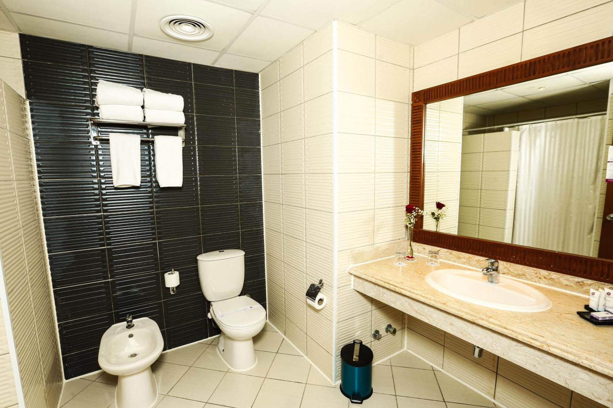 Charmillion Gardens Aquapark Hotell Sharm el-Sheik Eksteriør bilde A modern bathroom