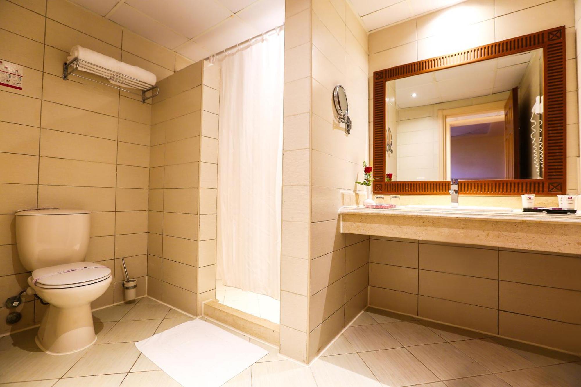 Charmillion Gardens Aquapark Hotell Sharm el-Sheik Rom bilde A bathroom in a hotel