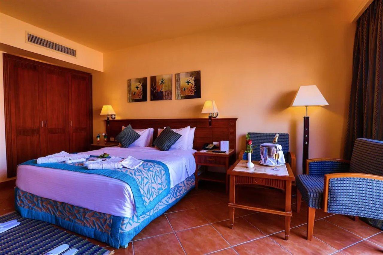 Charmillion Gardens Aquapark Hotell Sharm el-Sheik Eksteriør bilde A bedroom in a hotel